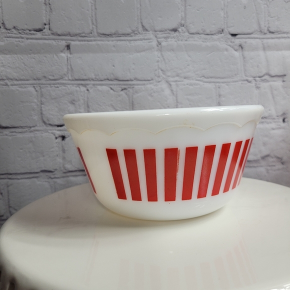 Hazel Atlas 1950s Red Candy Stripe Serving Mixing Bowl with Scalloped Edge - Picture 7 of 9